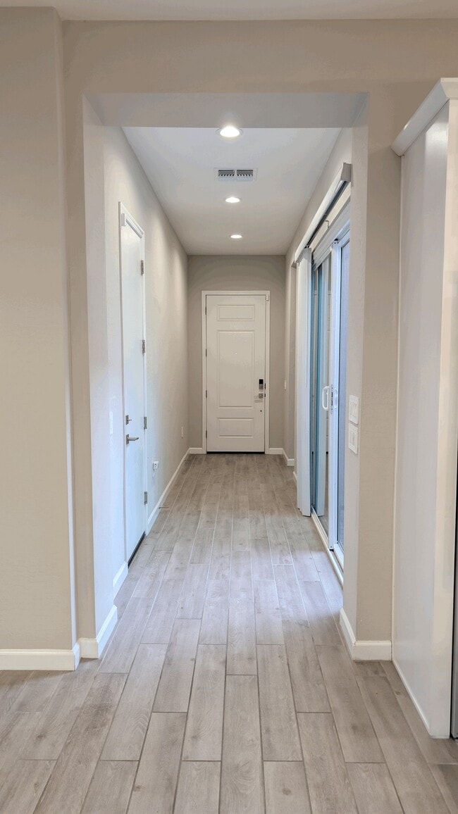 Building Photo - 4854 E Shady Glen Ave