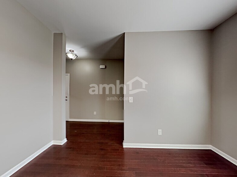 Building Photo - 702 White Oak Dr