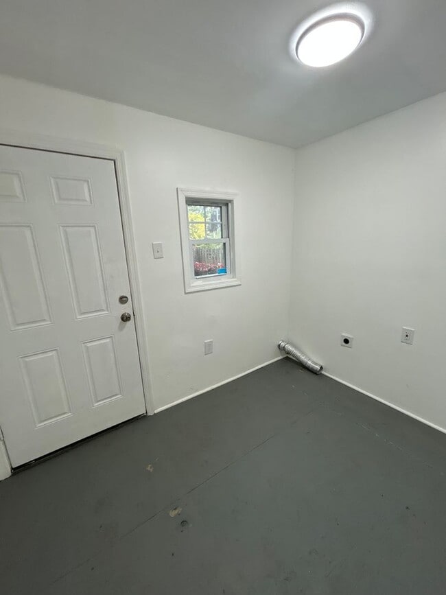 Building Photo - 1484 Louis St