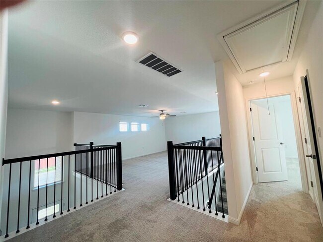 Building Photo - 15220 Holloway Dr
