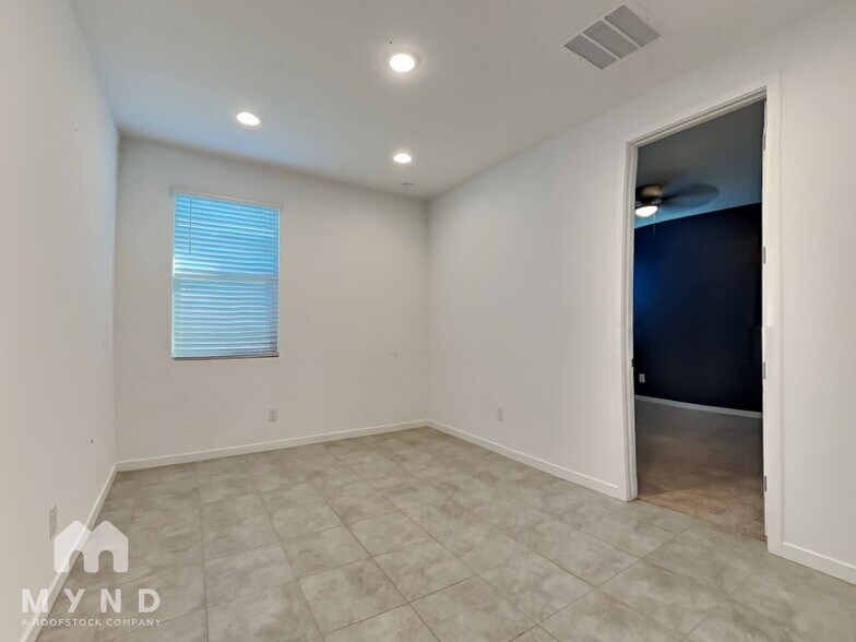 Building Photo - 9220 N 174th Ln