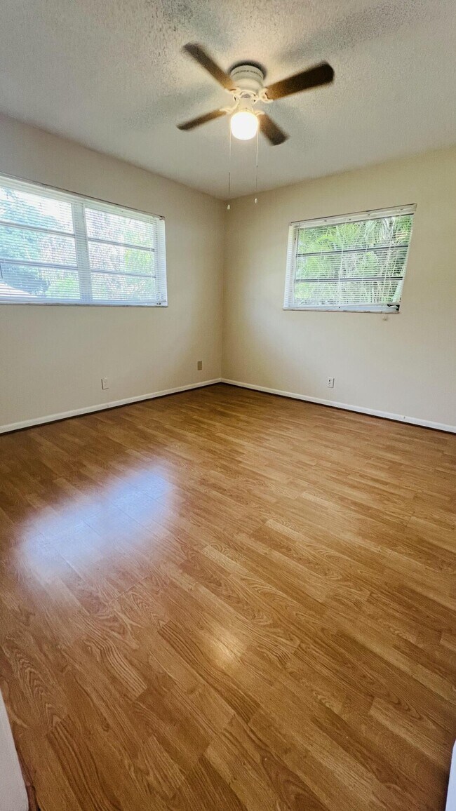 Building Photo - 6831 Eastview Dr