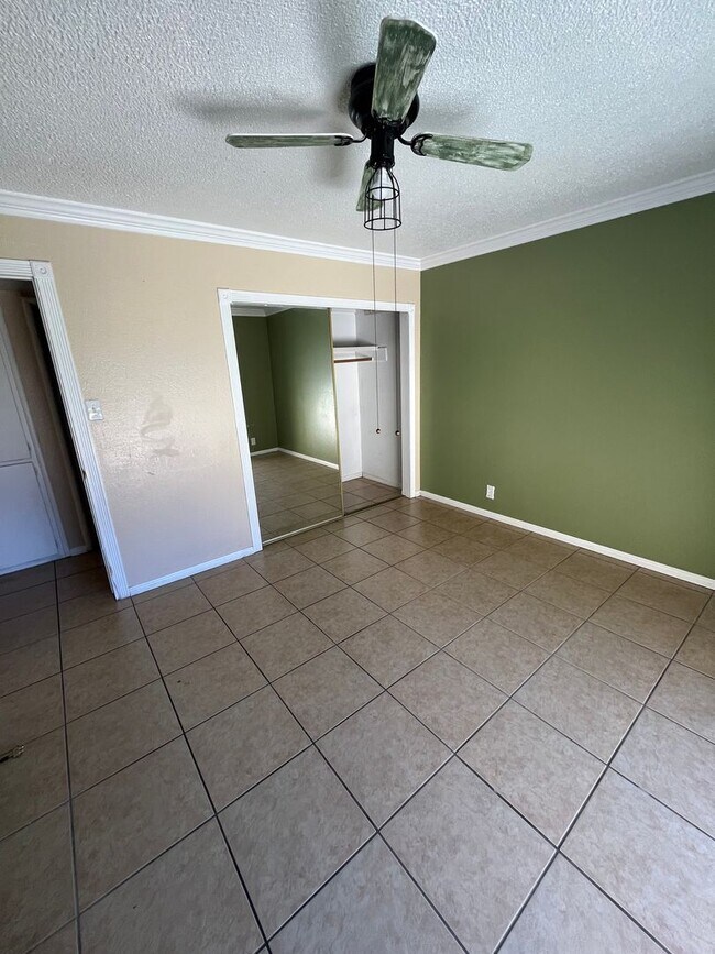 Building Photo - 427 N Santa Ana St