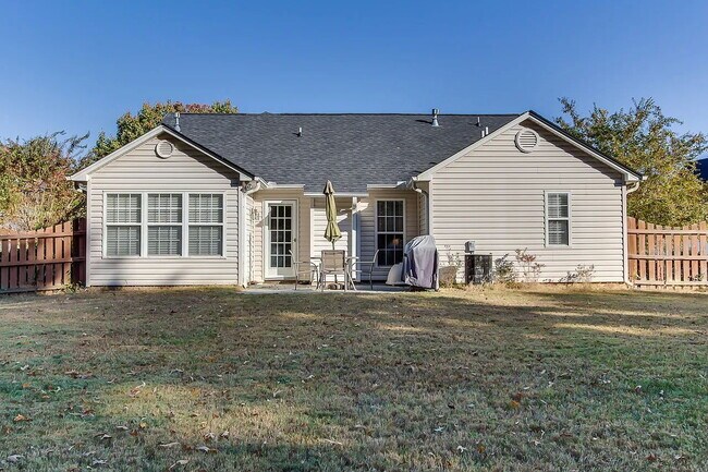 Building Photo - The perfect 3 bed, 2 bath home located in ...