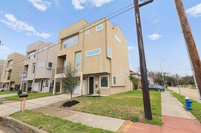Building Photo - 6415 Bowling Green St