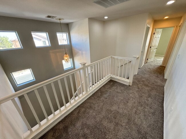 Building Photo - Beautiful 4Bed/2.5 Bath/2Car 2 Story Home nestled in this beautiful Southwest Community near Rhod...