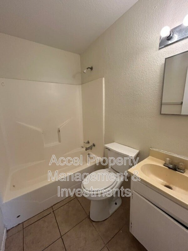 Building Photo - 2409 Gumwood Ave W