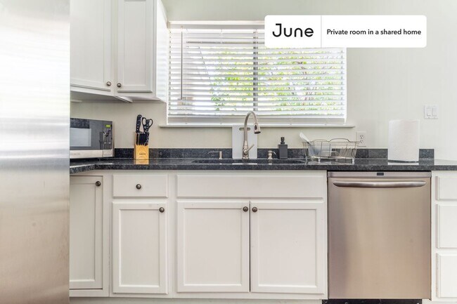 Building Photo - Room in Shared 4 bed/2 bath home