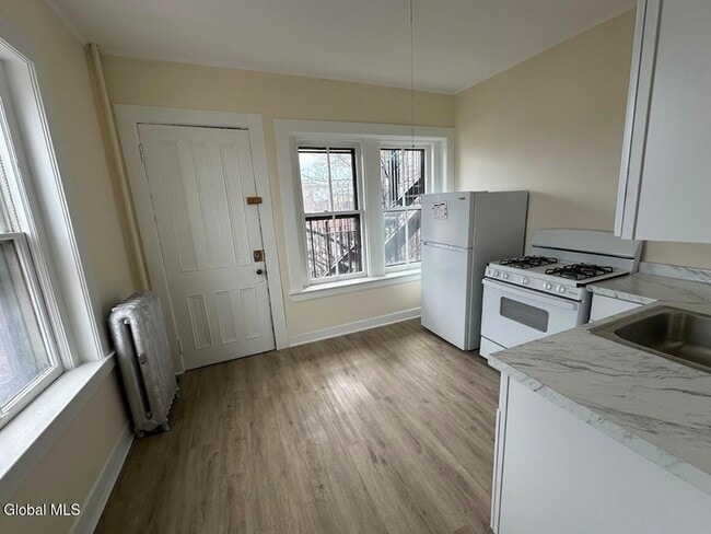 Building Photo - 16 Caroline St