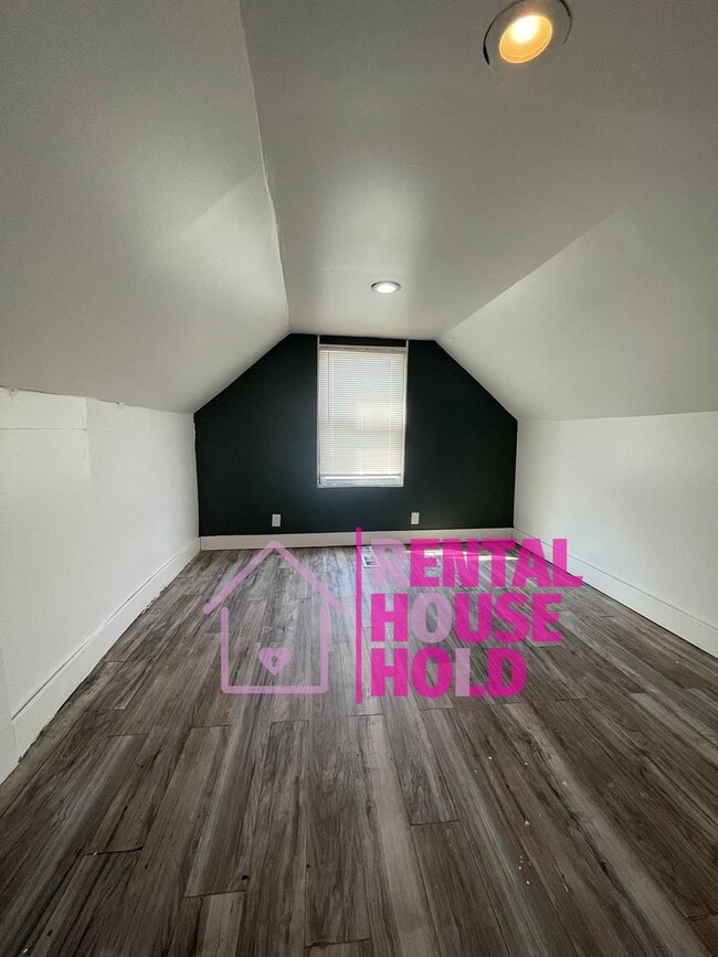 Building Photo - ~ 3 BEDROOM 1 BATH BUNGALOW FREE PRE-SCREEN