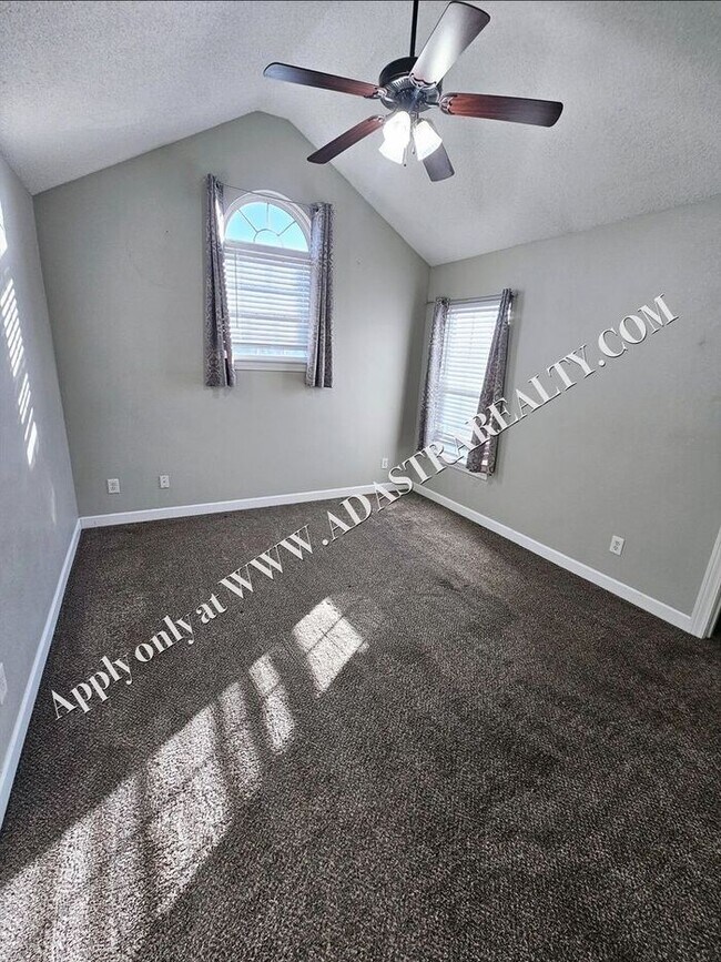 Building Photo - Beautiful Townhome in Blue Springs-Available NOW!!