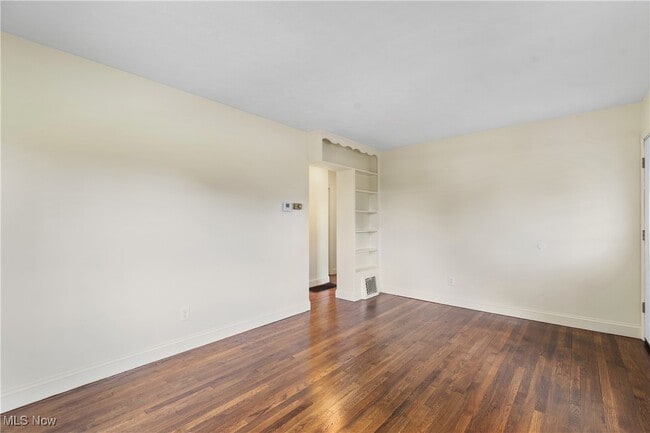 Building Photo - 203 Robinson Ave