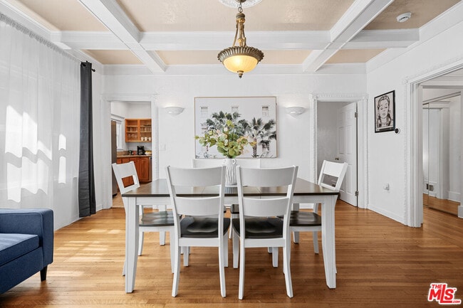 Building Photo - 2005 Beachwood Dr