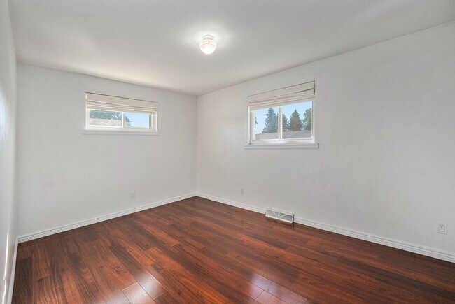 Building Photo - Charming Home w/Updated Kitchen and Yard B...
