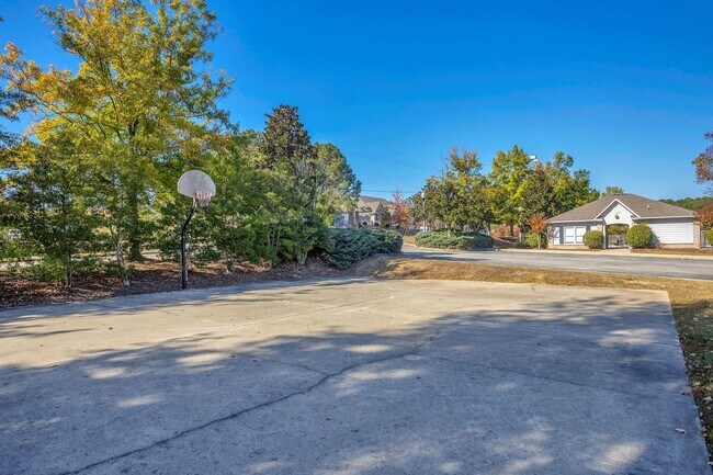 Building Photo - Southern Edge Condo Just Steps from Campus