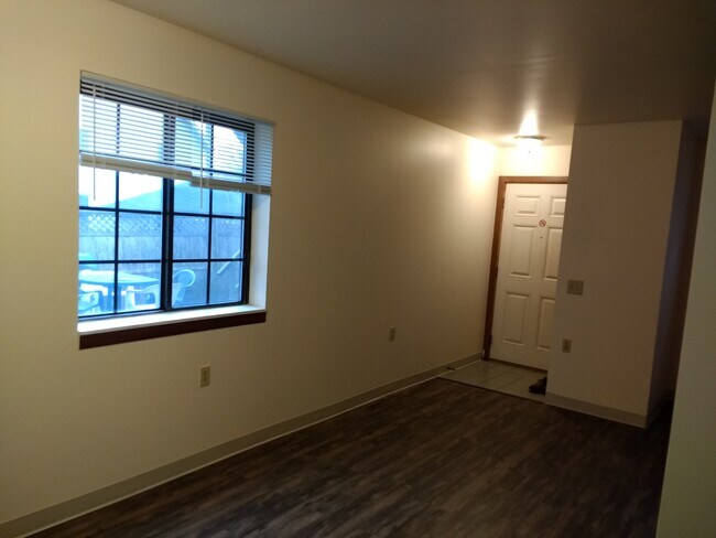 Building Photo - 3025 Commercial Ave