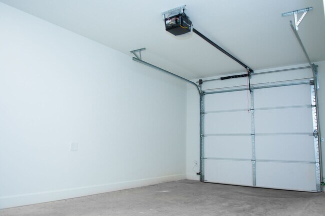 Building Photo - New 3 Bed 2.5 Bath with garage Townhome!!