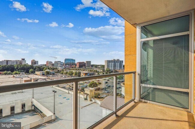 Building Photo - 5750 Bou Ave