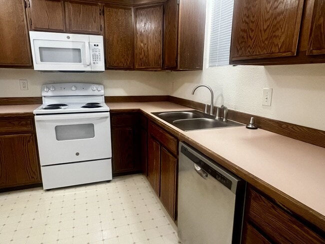 Building Photo - Privacy without the yard work - 3 Bedroom South Seattle Townhouse