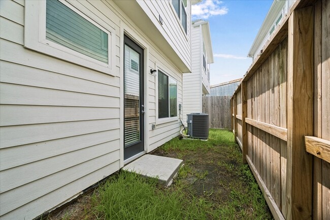 Building Photo - 2215 Penny Derrick Ln