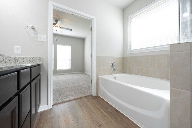 Building Photo - Spacious 4 Bedroom Home in South Temple – ...