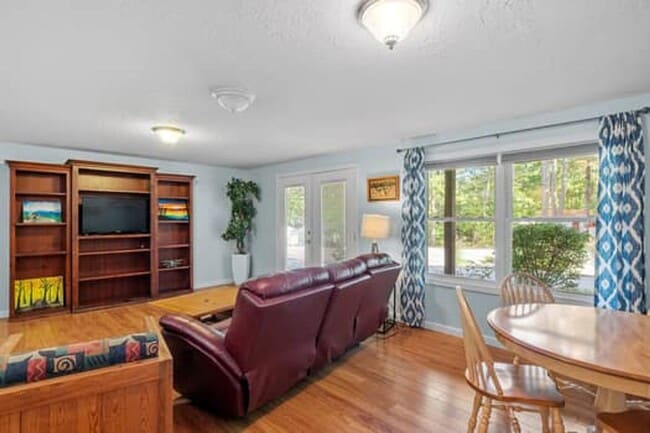 Building Photo - Spacious & Comfortable 4 Bedroom House - C...