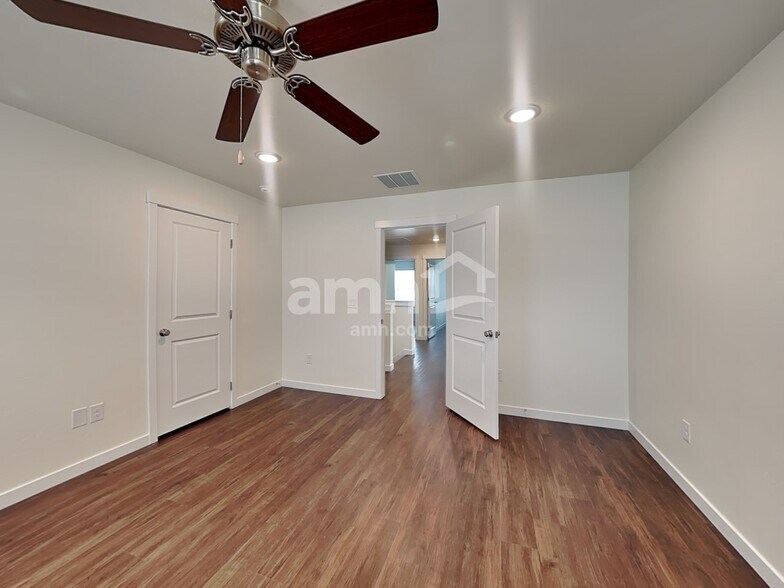 Building Photo - 9428 W Shumard St