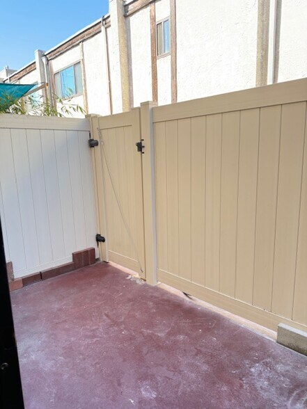 Private patio - 558 Evergreen St
