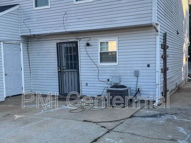 Building Photo - 3543 N Hopkins Ct