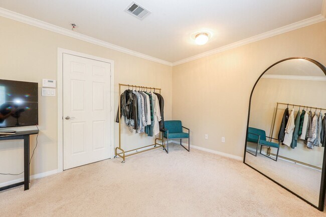 Building Photo - 2865 Westhollow Dr