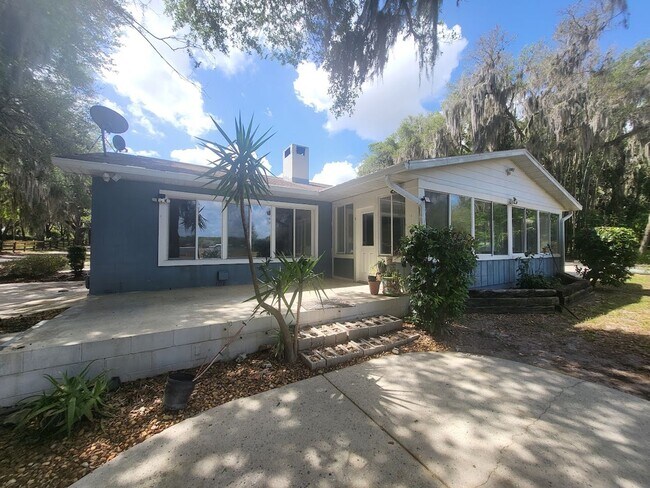 Building Photo - Little Lake Weir Waterfront FENCED 3BR/2BA on 6 Acres with Horse Barn, Private Boat Ramp & Dock