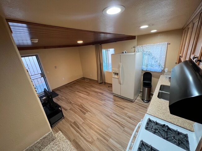 Full Kitchen / Living Room - 2849 Flower St