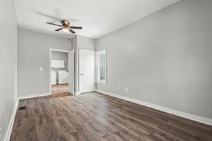 Building Photo - 208 S Swan St