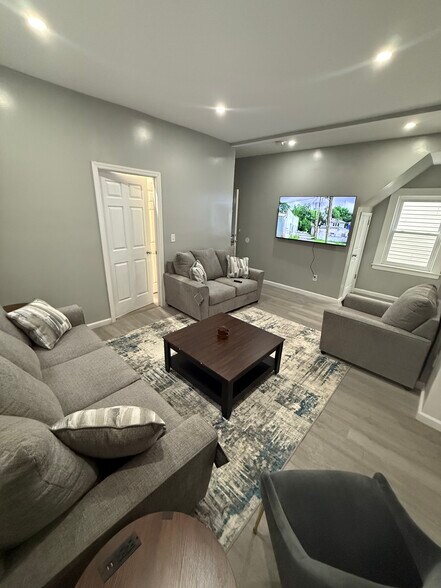 Building Photo - 72 Seymour Ave