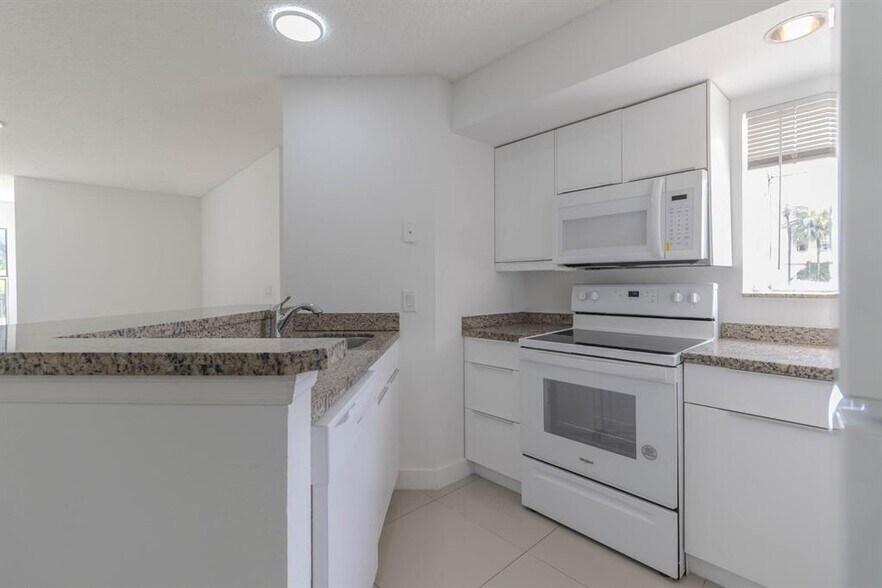 Building Photo - 3350 Pinewalk Dr N