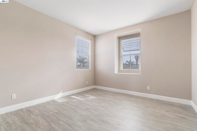 Building Photo - 967 Dainty Ave