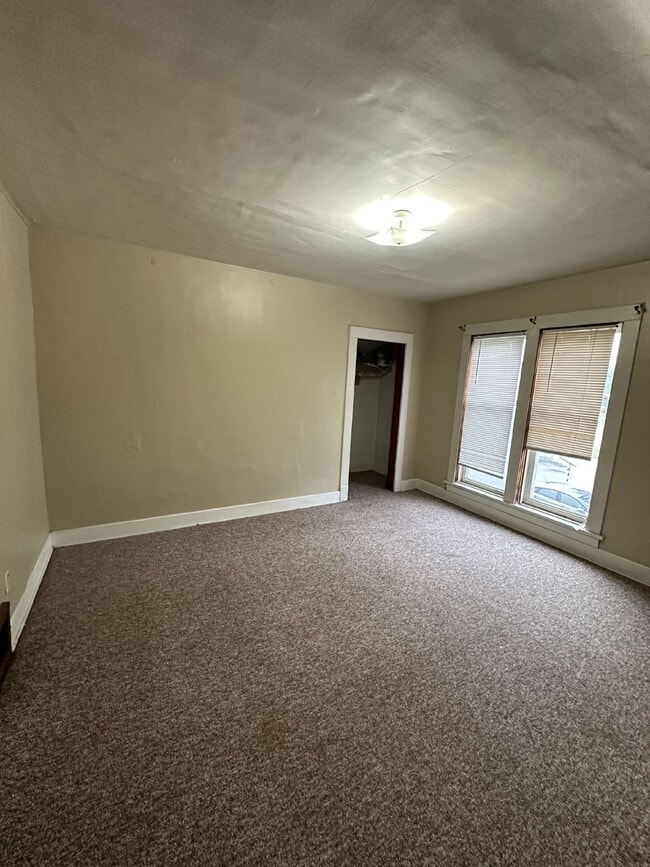 Building Photo - 4 Bed 1 Bath close to UWEC!
