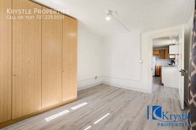 Building Photo - Spacious apartment with large patio