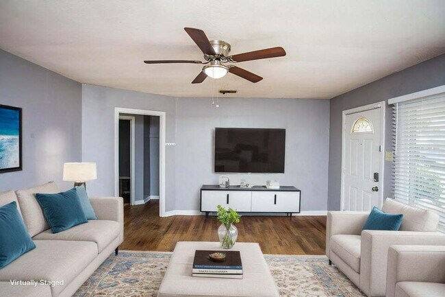 Building Photo - Charming 2/1 with Large Backyard!