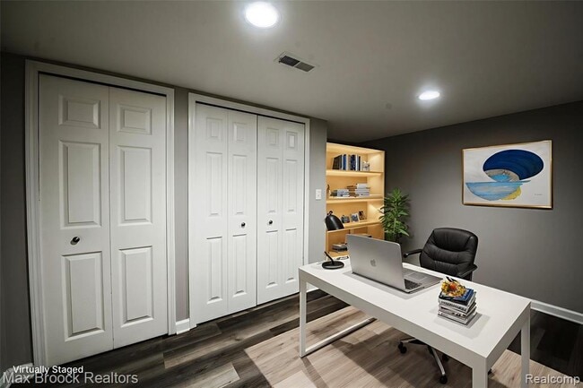 Building Photo - 5528 Sunnycrest Dr