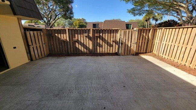 Building Photo - 117 1st Ct