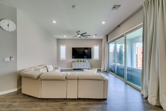 Building Photo - Luxury Rental with Mountain Views in Gated Henderson Community