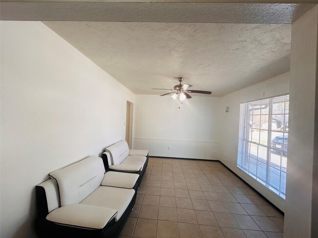 Building Photo - 10502 Long River Dr