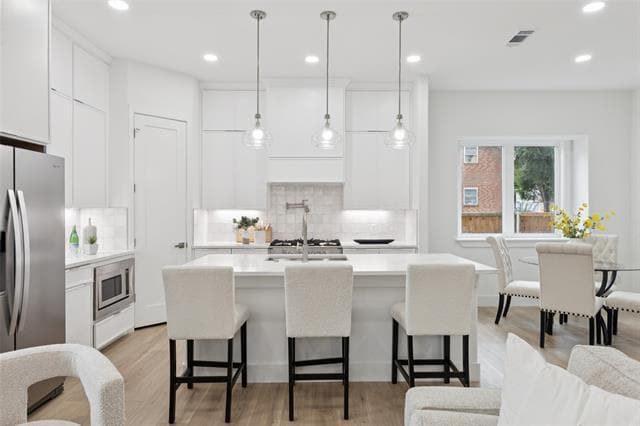 Building Photo - 1000 W 10th St