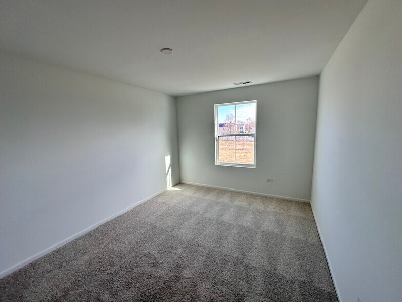 Building Photo - 14353 S Charlton Pl