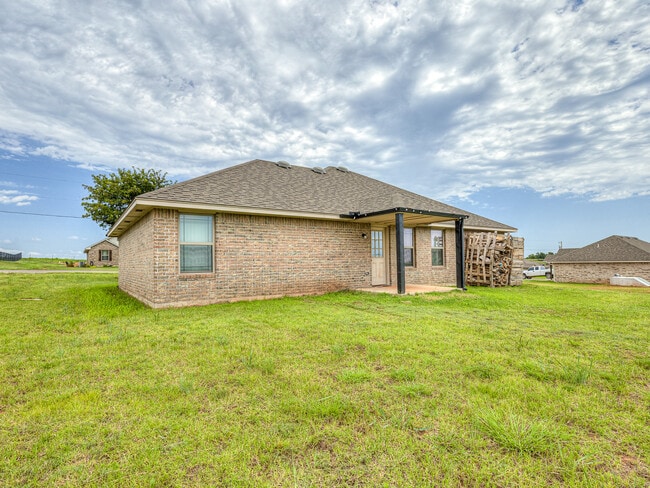 Building Photo - 2202 Buchanan Dr