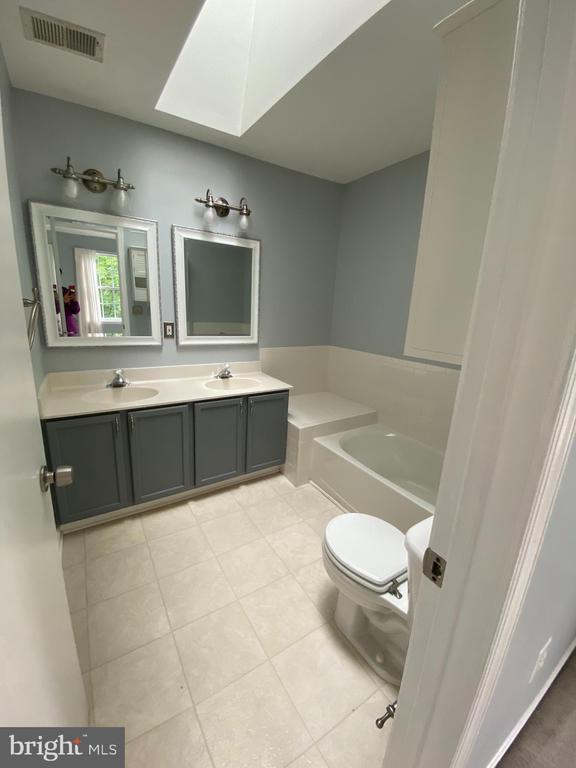 Building Photo - 123 Heathfield Dr