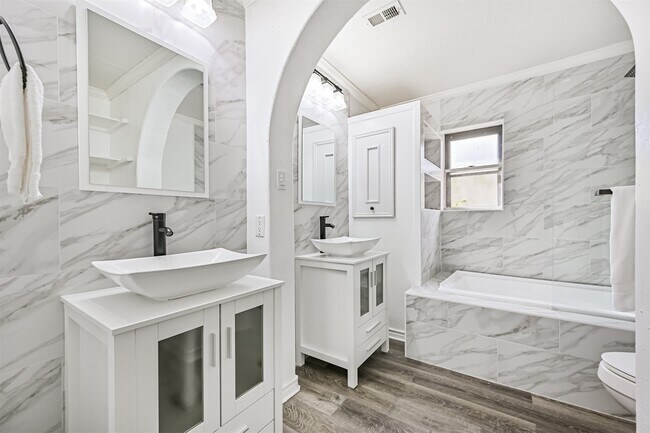 Building Photo - 212 E Castle Harbour Dr