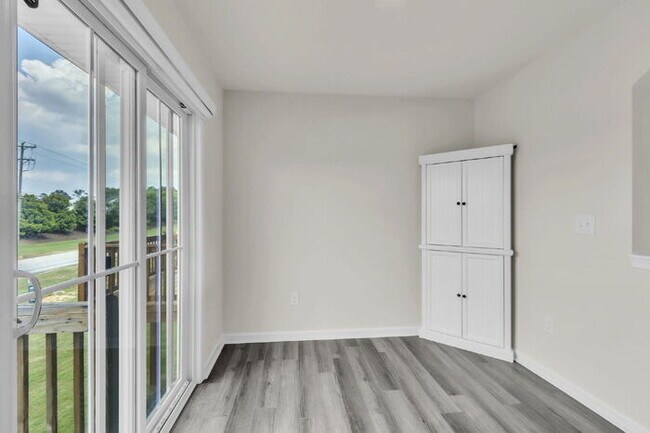 Building Photo - Modern 3BR Townhome with Bonus Room Near F...