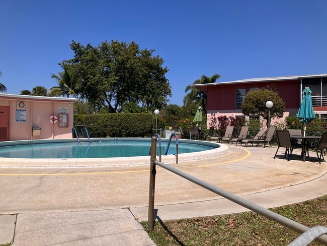 Building Photo - 17 Golfs Edge